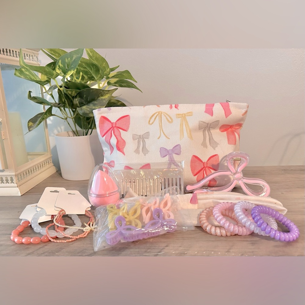 NWOT Bow Cosmetic Bag Filled with New Accessories!! 🎀🎀